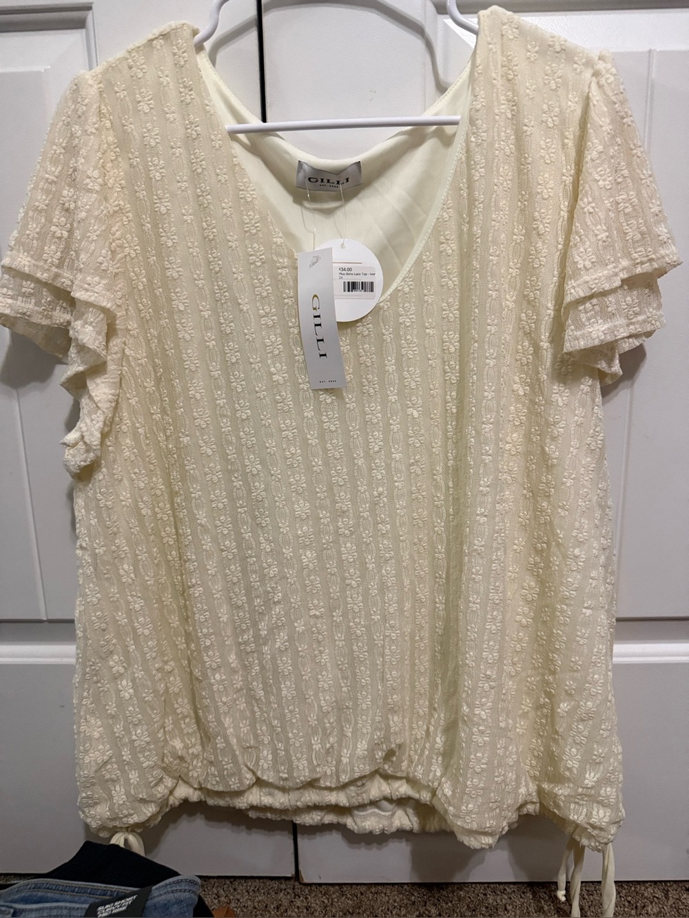 Gilli Cream Floral-Textured V-Neck Short Sleeve Top